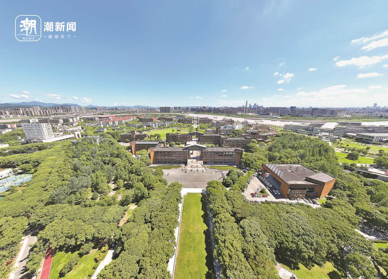 俯瞰寧波大學。潮新聞記者 賀元凱 周旭輝 彭鵬 攝