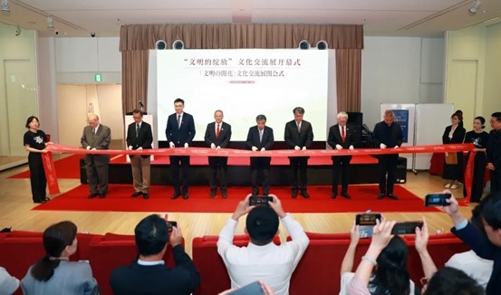 中外嘉賓共同為“文明的綻放”文化交流展開幕式剪彩。中國外文局國際傳播發(fā)展中心供圖