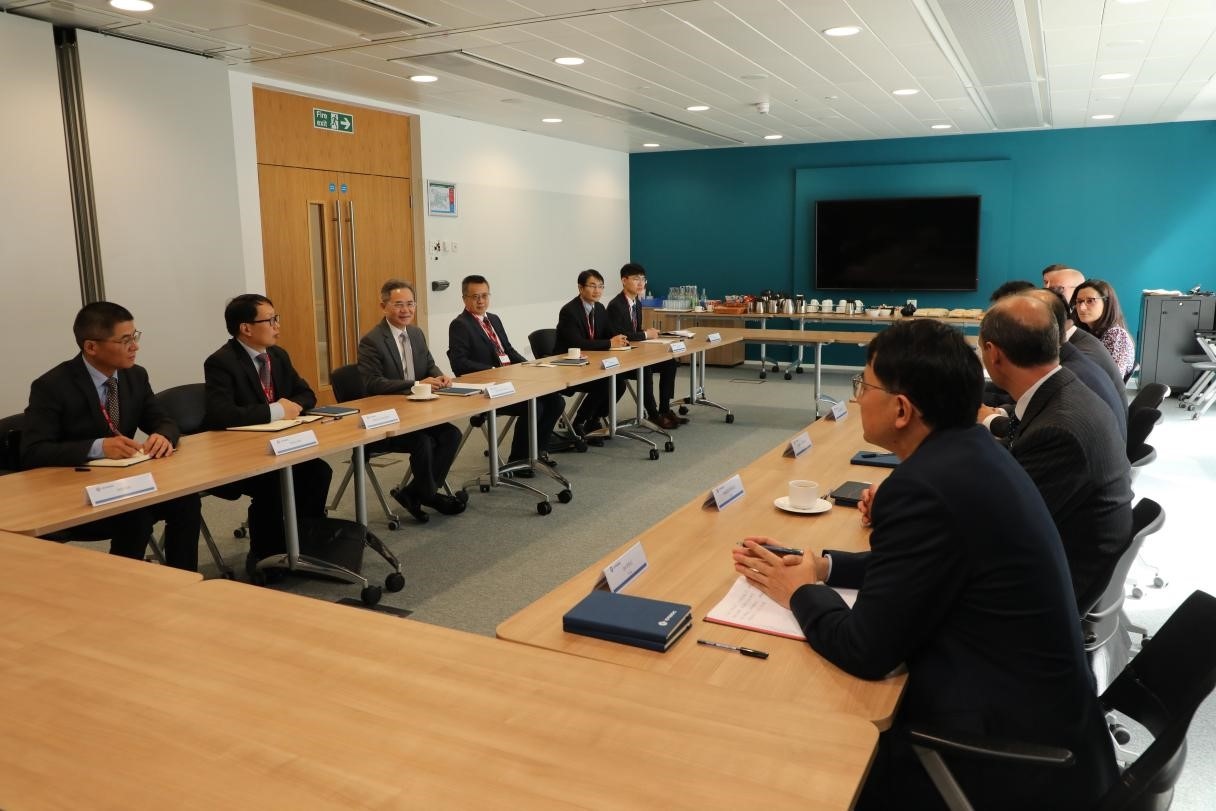 圖為中國駐英國大使鄭澤光與項(xiàng)目運(yùn)營團(tuán)隊(duì)及企業(yè)合作機(jī)構(gòu)負(fù)責(zé)人座談現(xiàn)場。中國駐英國使館供圖