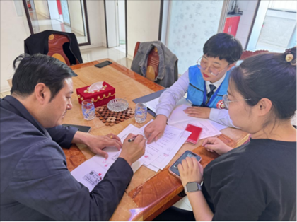 棋蒙政務(wù)企業(yè)服務(wù)中心幫辦代辦員為高老先生上門(mén)辦理業(yè)務(wù)。鄂托克旗政務(wù)服務(wù)與數(shù)據(jù)管理局供圖