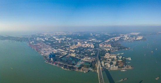 海南自貿(mào)港重點園區(qū)——洋浦經(jīng)濟開發(fā)區(qū)（2023年12月31日攝，無人機全景照片）。新華社記者 蒲曉旭 攝