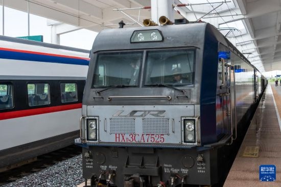 8月5日，由老撾籍火車司機(jī)獨(dú)立駕駛的滿載貨物的列車駛出中老鐵路萬(wàn)象站。新華社發(fā)（凱喬 攝）