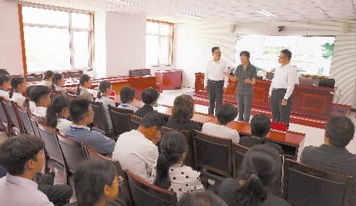 圖③：干警以表演節(jié)目的形式宣傳保護生態(tài)環(huán)境的法律法規(guī)。