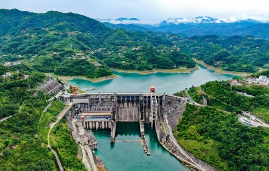 這是陜西安康水電站大壩（2024年6月21日攝，無人機照片）。新華社記者 蔡湘鑫 攝