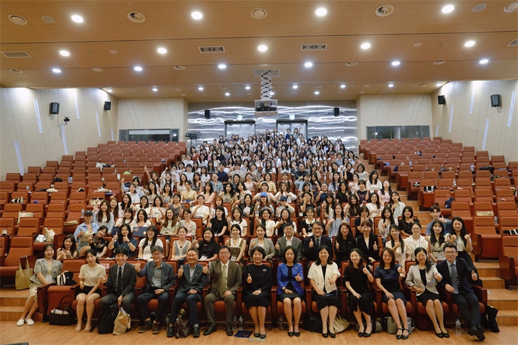 8月5日，第十一屆在韓國際中文教育志愿者崗中培訓(xùn)舉行開班儀式。圖為活動現(xiàn)場合影。 教育部中外語言交流合作中心供圖