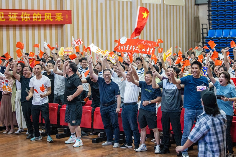 北京時間7月27日，2024年巴黎奧運會首個比賽日，在射擊10米氣步槍混合團體比賽中，中國選手黃雨婷/盛李豪獲得金牌。圖為黃雨婷的母校師生們通過收看奧運直播的方式為她加油助威。