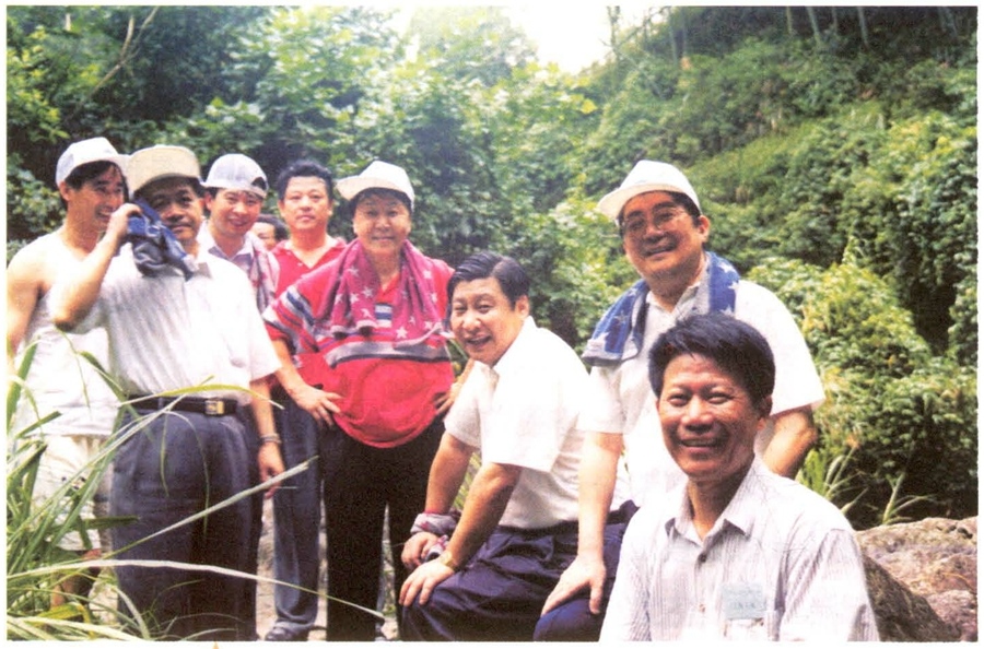 1999年6月，習(xí)近平在福州森林公園參加紀(jì)念毛主席“發(fā)展體育運(yùn)動，增強(qiáng)人民體質(zhì)”題詞47周年登山健身活動。（資料照片，來源：《習(xí)近平在福建》（下））