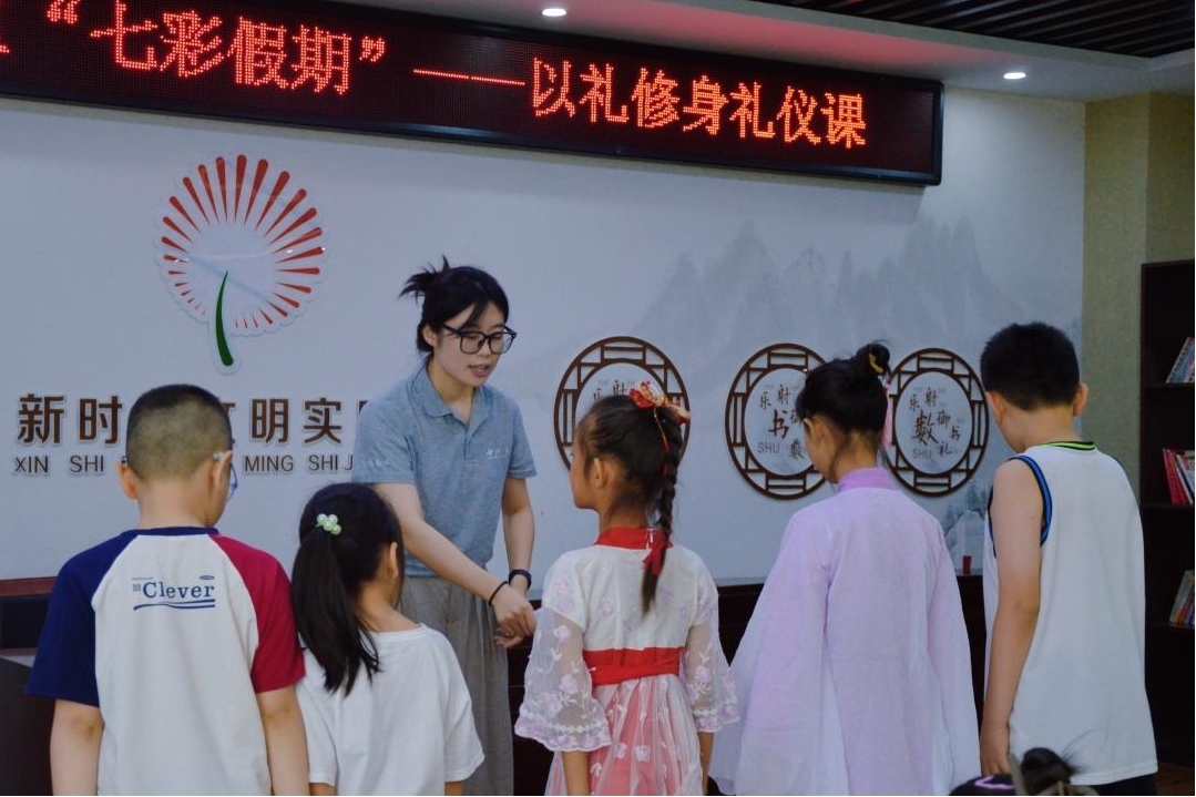 曲阜市小雪街道如意社區(qū)新時(shí)代文明實(shí)踐站以禮修身禮儀課。謝婉瑩 攝