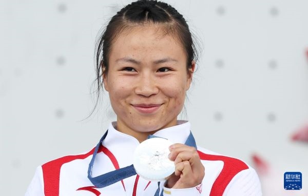 北京時間8月7日，在巴黎奧運會攀巖女子速度賽比賽中，中國選手鄧麗娟獲得銀牌。圖為亞軍中國選手鄧麗娟在頒獎儀式上。新華社記者 高靜 攝