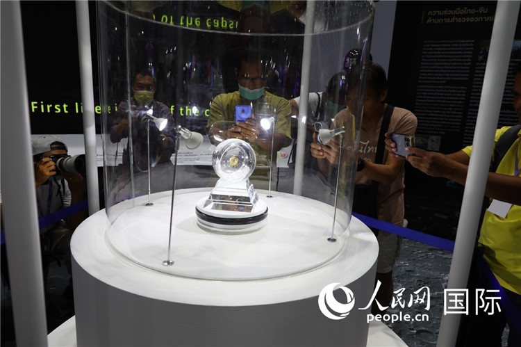 “嫦娥五號(hào)”探測(cè)器從月球帶回的月球樣品在泰國(guó)展出。人民網(wǎng)記者簡(jiǎn)承淵攝