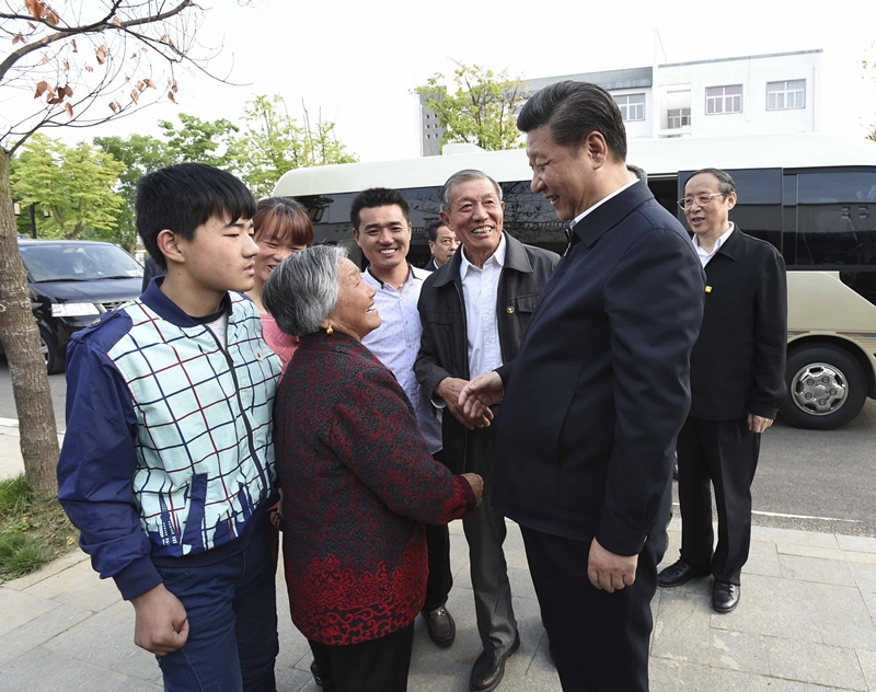 2016年4月25日，習(xí)近平在安徽省滁州市鳳陽縣小崗村看望當(dāng)年大包干帶頭人嚴(yán)金昌（右三）一家。