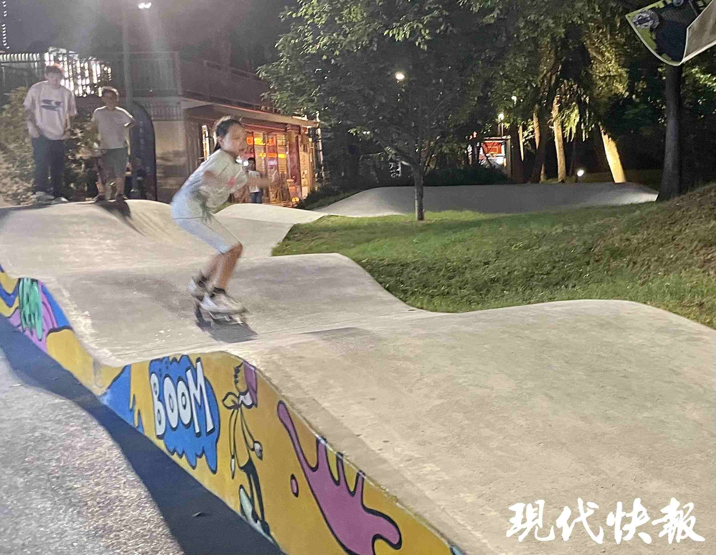 南京西城·夜未央的滑板場(chǎng)地上，一群青少年正在玩滑板