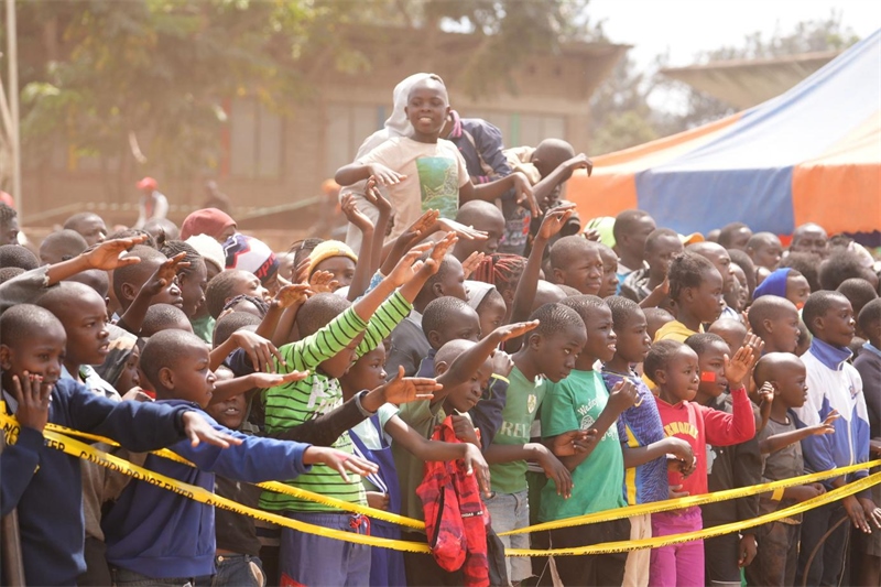 孩子們觀看達人秀。主辦方供圖