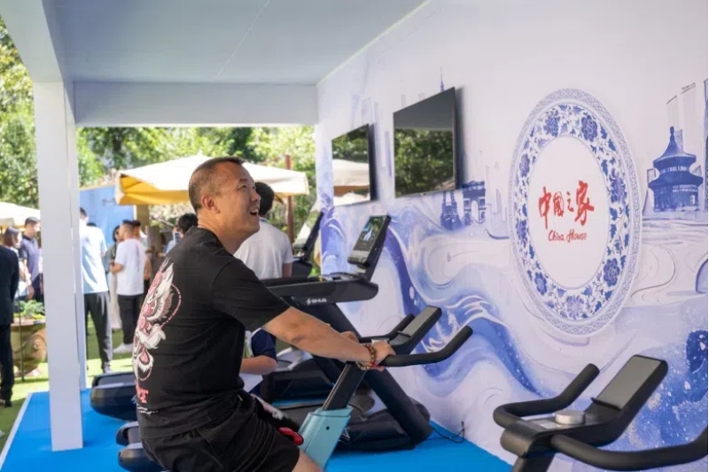 參觀者在智慧體育公園體驗(yàn)動(dòng)感單車。巴黎