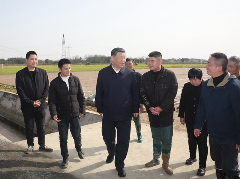 2024年3月19日，習近平總書記在湖南常德市鼎城區(qū)謝家鋪鎮(zhèn)港中坪村，同種糧大戶、農(nóng)技人員、基層干部親切交流。