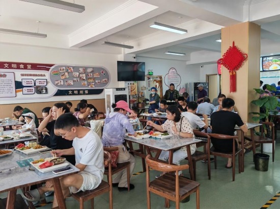 清水灣社區(qū)食堂坐滿了前來就餐的居民。新華社記者 鄒欣媛 攝