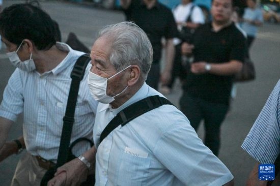 8月12日晚，侵華日軍第七三一部隊(duì)（簡稱“731部隊(duì)”）“少年隊(duì)”原隊(duì)員清水英男，乘機(jī)抵達(dá)哈爾濱。新華社記者 王松 攝
