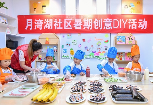 漯河市月灣湖社區(qū)青少年活動(dòng)室里，志愿者教孩子們做手工。 齊國霞攝