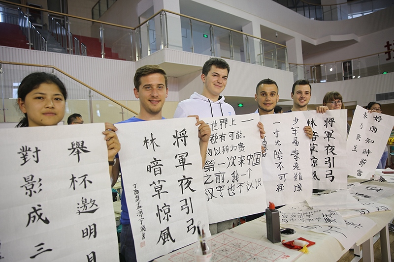 2017年6月5日，來(lái)自青島大學(xué)和中國(guó)石油大學(xué)（華東）的外國(guó)留學(xué)生在展示現(xiàn)場(chǎng)完成的書(shū)法作品。