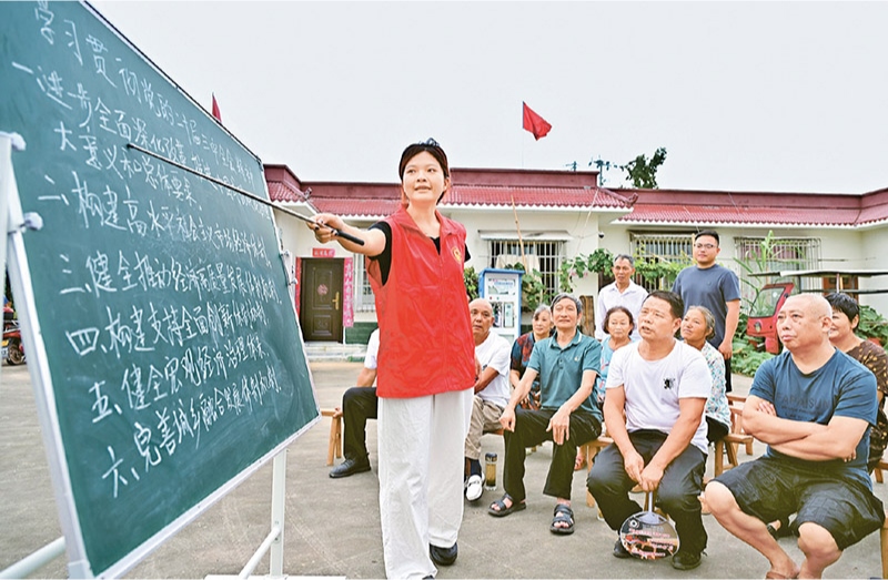 學(xué)習(xí)好貫徹好黨的二十屆三中全會精神，是當(dāng)前和今后一個時期全黨全國的一項(xiàng)重大政治任務(wù)。圖為2024年7月27日，四川省眉山市仁壽縣“小黑板”宣講小分隊(duì)，向基層黨員干部群眾宣講黨的二十屆三中全會精神。 人民圖片 潘帥/攝