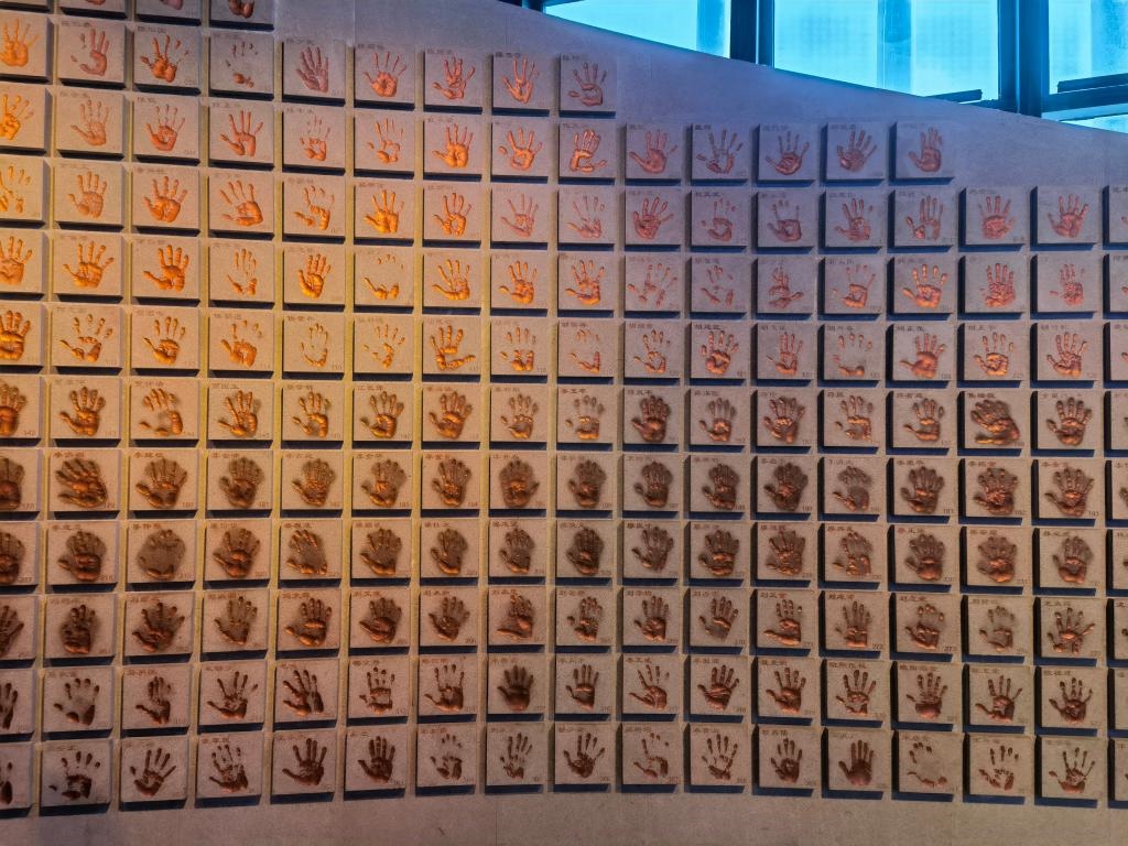 圖為侵華日軍南京大屠殺遇難同胞紀(jì)念館“三個必勝”展廳排列的648個鮮紅的手?。ň植浚?。新華社記者 邱冰清 攝