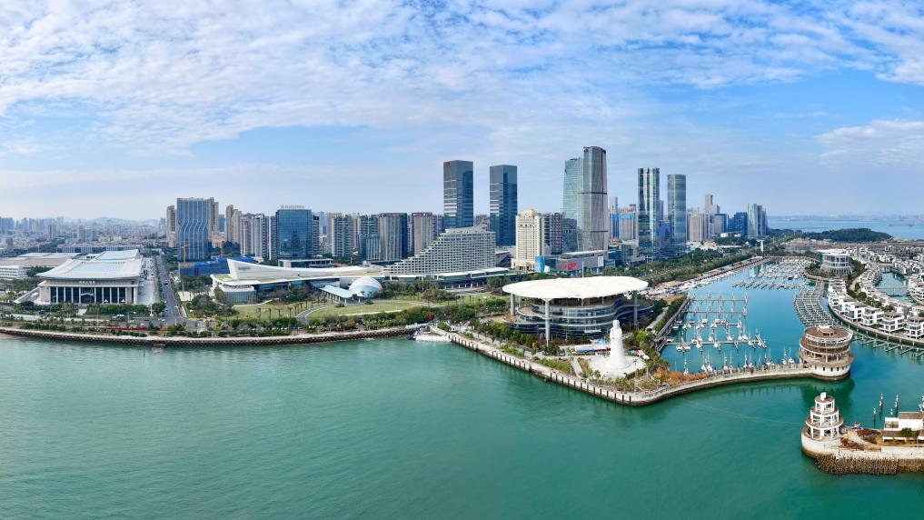 2024年1月24日拍攝的廈門國際會(huì)議中心、環(huán)島路一帶濱海城市景觀。新華社記者姜克紅攝