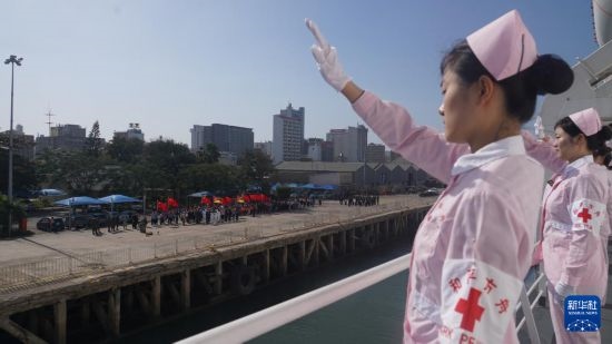 當(dāng)?shù)貢r(shí)間8月16日上午10時(shí)許，執(zhí)行“和諧使命-2024”任務(wù)的中國海軍“和平方舟”號(hào)醫(yī)院船圓滿結(jié)束對莫桑比克的訪問，駛離馬普托港，前往本次任務(wù)第五站南非。新華社發(fā)（曹春耀 攝）