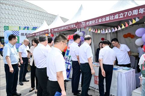 “書香滿園·輕閱七十年”圖書文化歡樂市集開市。主辦方供圖