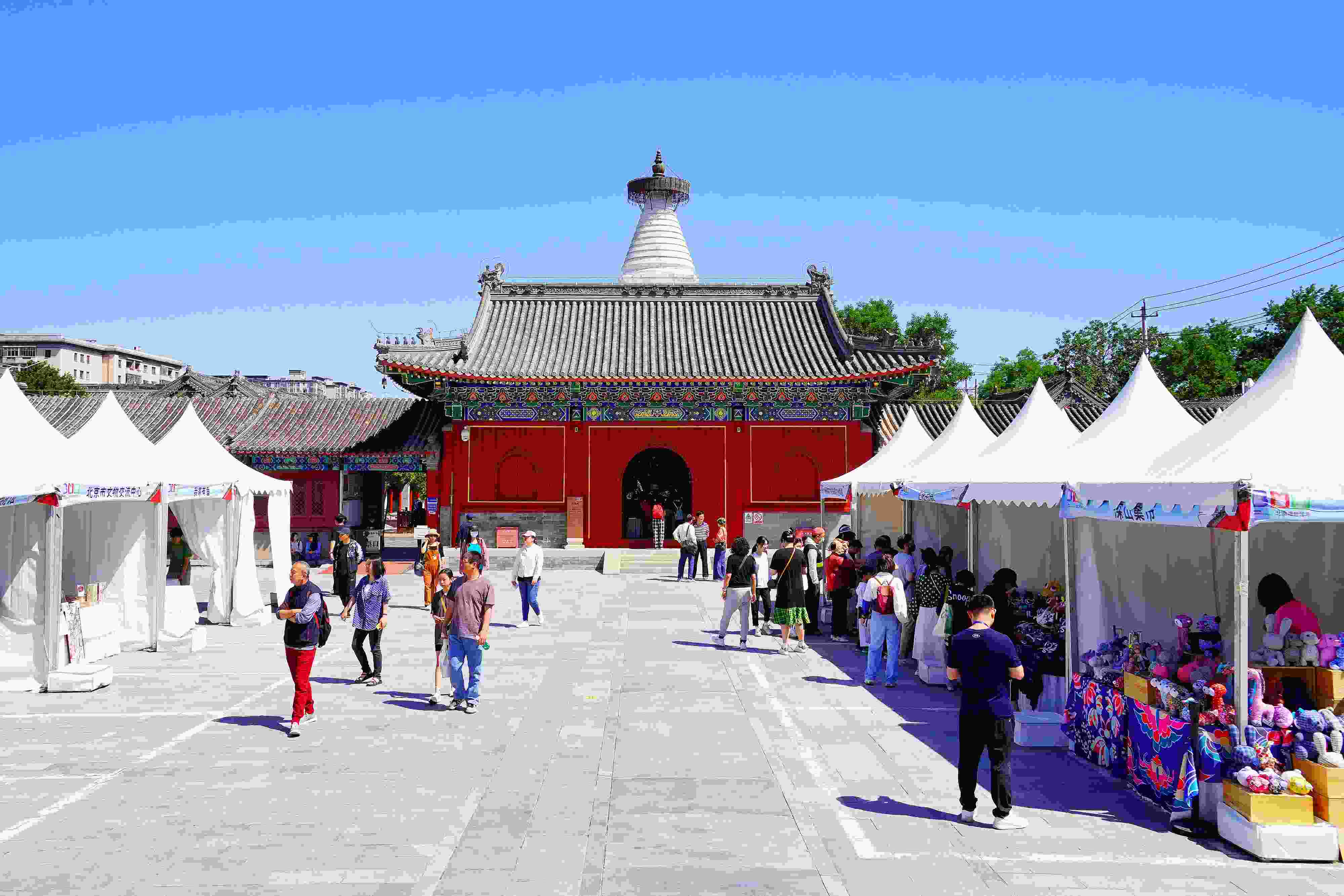 2024年5月，“北京白塔文化市集”在已有700余年歷史的妙應(yīng)寺白塔下舉行。