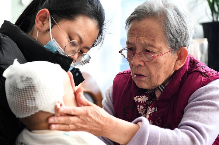 2022年11月16日，在陜西省榆林市佳縣，路生梅（右）在家中為患兒義診。 新華社發(fā)（鄒競一 攝）
