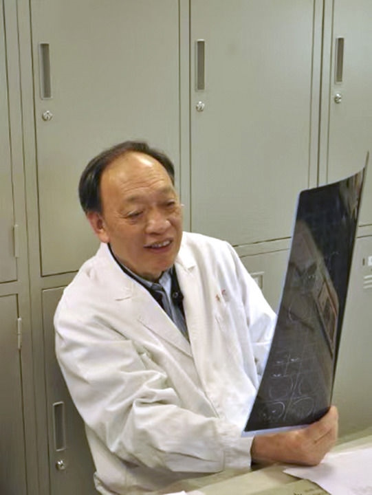 復(fù)旦大學(xué)附屬華山醫(yī)院感染科終身教授翁心華在工作（資料照片）。 新華社發(fā)