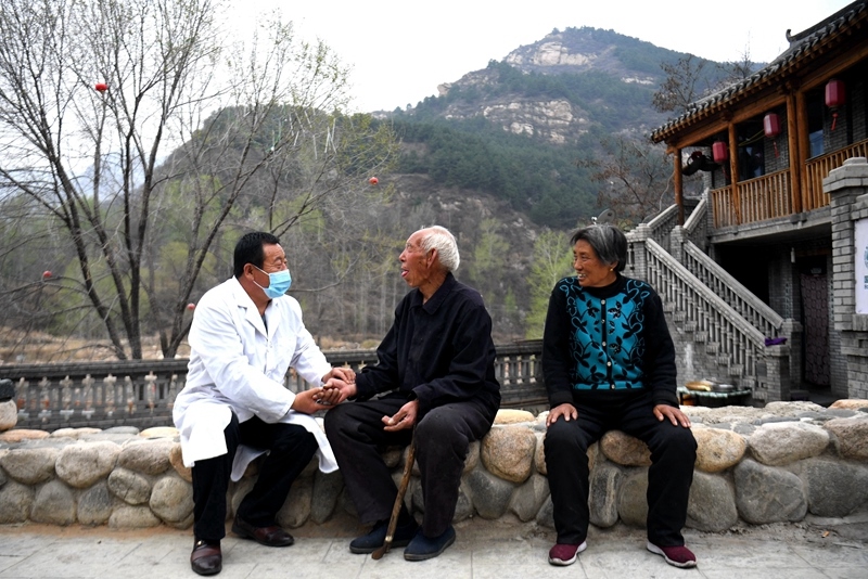 2020年4月15日，在河北阜平縣龍泉關(guān)鎮(zhèn)駱駝灣村，村醫(yī)霍建國為村民把脈。