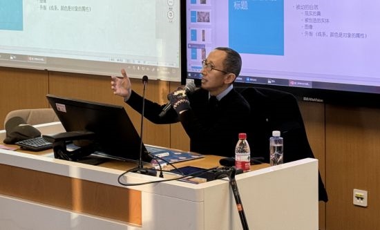 從去年秋天起，還在治療中的朱銳就堅持給本科生開課。（受訪者供圖）