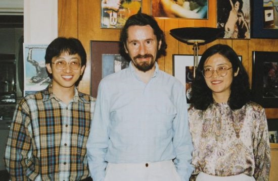 1992年，朱銳（左）赴美國杜蘭大學攻讀心靈哲學與認知科學，師從心靈哲學和認知科學家Radu Bogdan（中），右為朱銳師姐、北師大教授田平。