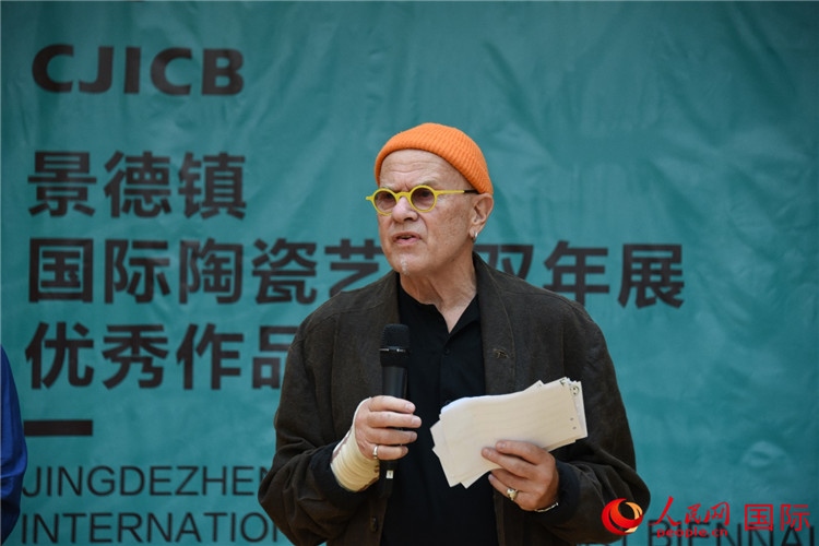 瑞典藝術家托比恩·卡爾斯博致辭。人民網記者 殷淼攝