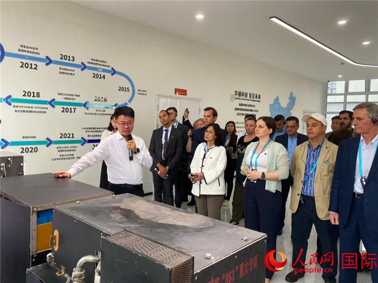 于民向駐華外交官和國際組織駐華代表介紹企業(yè)發(fā)展情況。人民網(wǎng) 宋歌攝