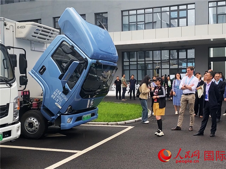 于民向駐華外交官和國際組織駐華代表介紹燃料電池車型。人民網(wǎng)記者 于洋攝