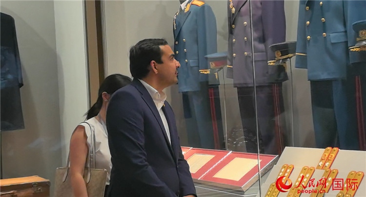 毛里求斯民議會(huì)議長(zhǎng)阿德里安·夏爾·杜瓦爾參觀中國(guó)共產(chǎn)黨歷史展覽館。人民網(wǎng) 鐘文興攝