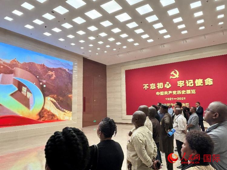 代表團參觀“不忘初心 牢記使命”中國共產(chǎn)黨歷史展覽。人民網(wǎng) 曹欣悅攝