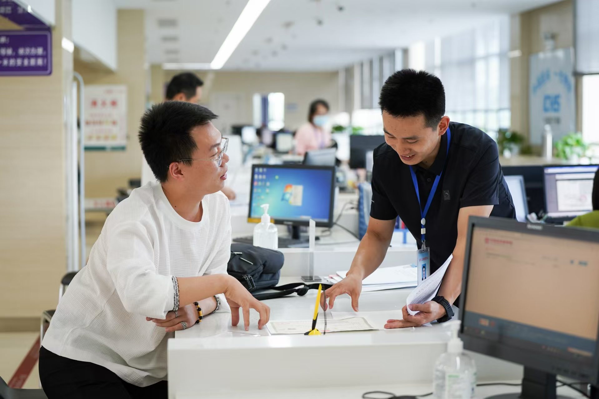 安徽省池州市市民在市政務(wù)服務(wù)大廳辦理業(yè)務(wù)。人民網(wǎng)記者 王銳攝