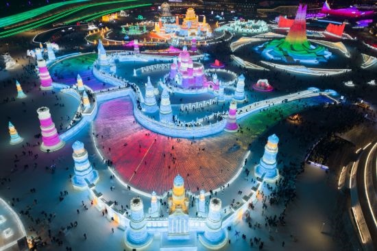 2024年1月1日，來自世界各地的游客在哈爾濱冰雪大世界園區(qū)內(nèi)游玩（無人機(jī)照片）。