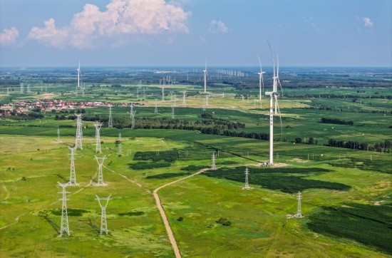這是2024年7月19日拍攝的內(nèi)蒙古通遼238萬千瓦風(fēng)電項(xiàng)目（無人機(jī)照片）。此項(xiàng)目每年可將75億千瓦時清潔電能經(jīng)扎魯特—青州±800（千伏）直流特高壓外送通道送至山東地區(qū)消納，相當(dāng)于滿足受端地區(qū)超過300萬戶居民家庭用電需求，節(jié)約標(biāo)煤261萬噸，減少二氧化碳排放634萬噸。