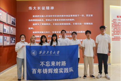 實踐隊員學(xué)習(xí)長征精神。學(xué)校供圖