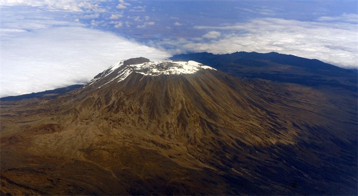 2012年8月3日，常被云霧環(huán)繞的乞力馬扎羅山云開霧散，雄姿一覽無余。新華社記者丁海濤攝