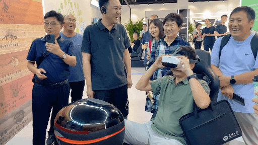 研學(xué)團(tuán)成員正在用VR眼鏡體驗(yàn)。人民網(wǎng) 王戰(zhàn)雄攝