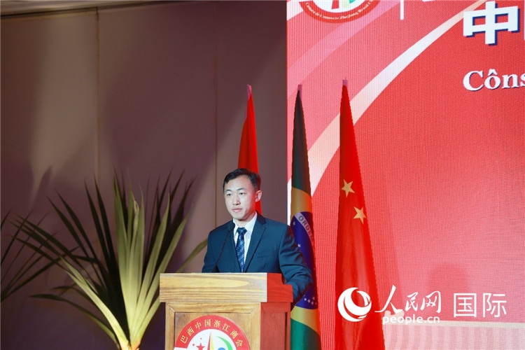 中國(guó)駐里約熱內(nèi)盧代總領(lǐng)事王海濤在典禮中致辭。人民網(wǎng)記者 陳海琪攝
