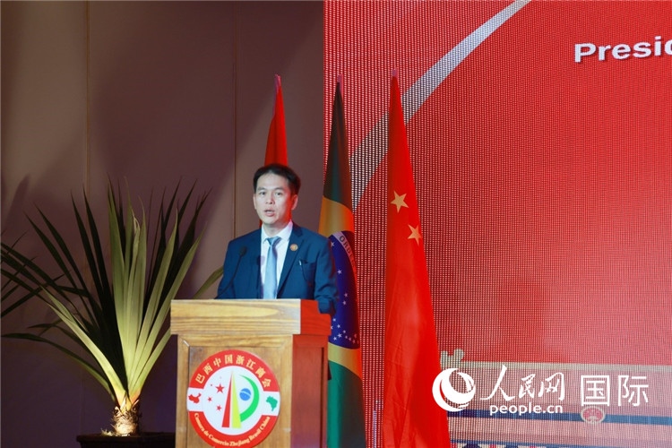 巴西中國(guó)浙江商會(huì)執(zhí)行會(huì)長(zhǎng)陳翔廣宣讀賀電。人民網(wǎng)記者 陳海琪攝