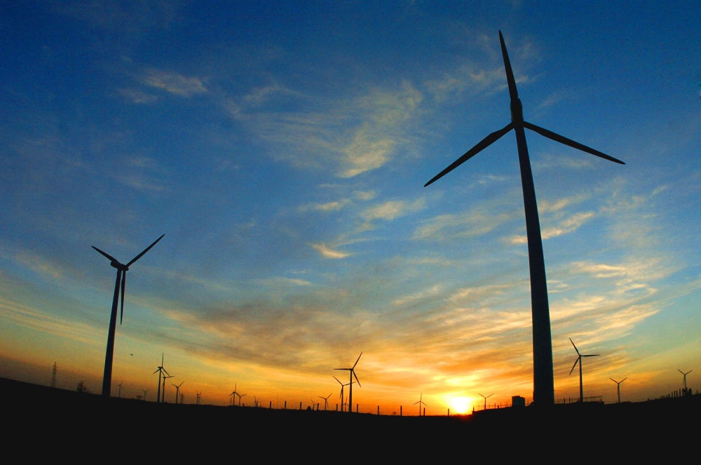 2005年，吉林省白城市通榆縣境內幾十部風力發(fā)電機組在工作。新華社發(fā)