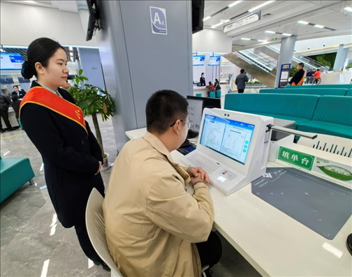 市民用電子范例填單臺錄入信息。人民網(wǎng)記者 周雯攝