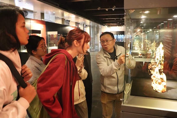 “熊貓叨叨”團(tuán)隊參觀玉器文化展。